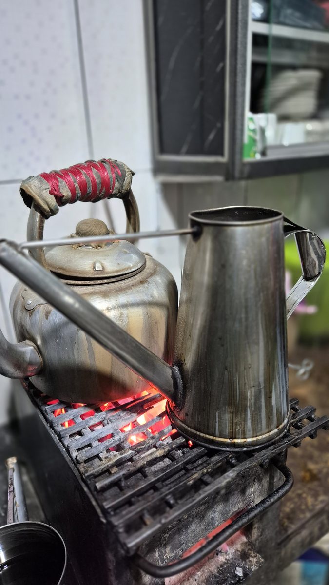 Teko kopi dipanaskan di atas bara