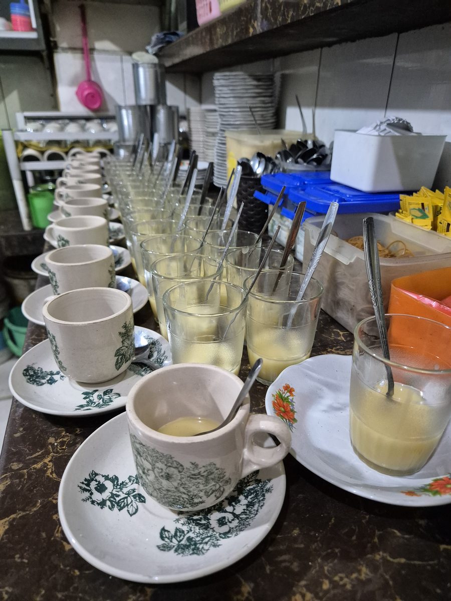 Cangkir dan gelas di meja racik