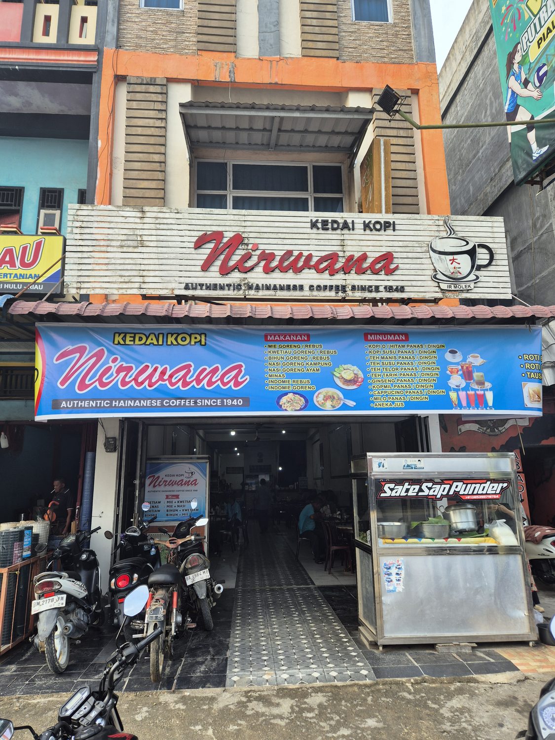 Tampak depan Kedai Kopi Nirwana dengan papan menu