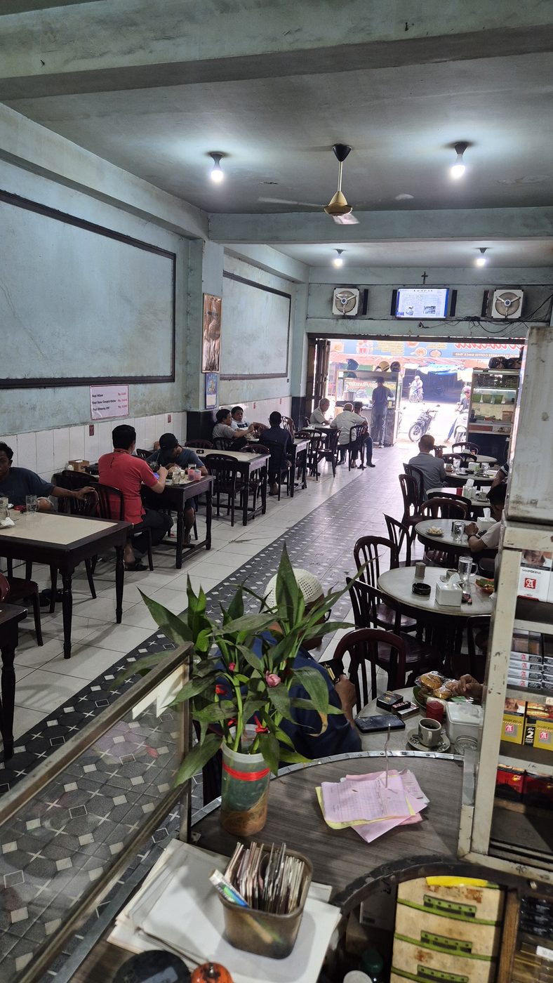 Meja pelanggan di Kedai Kopi Nirwana