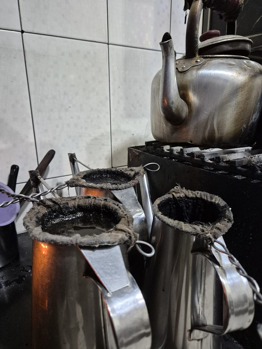 Teko dan bara untuk menyeduh kopi