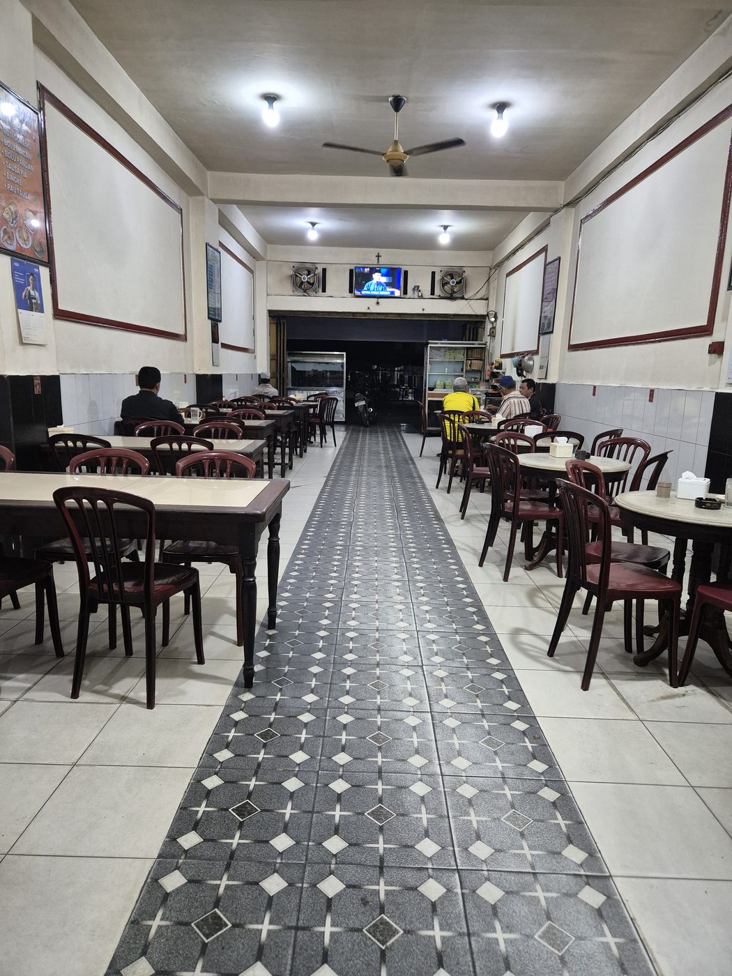 Ruang panjang Kedai Kopi Nirwana
