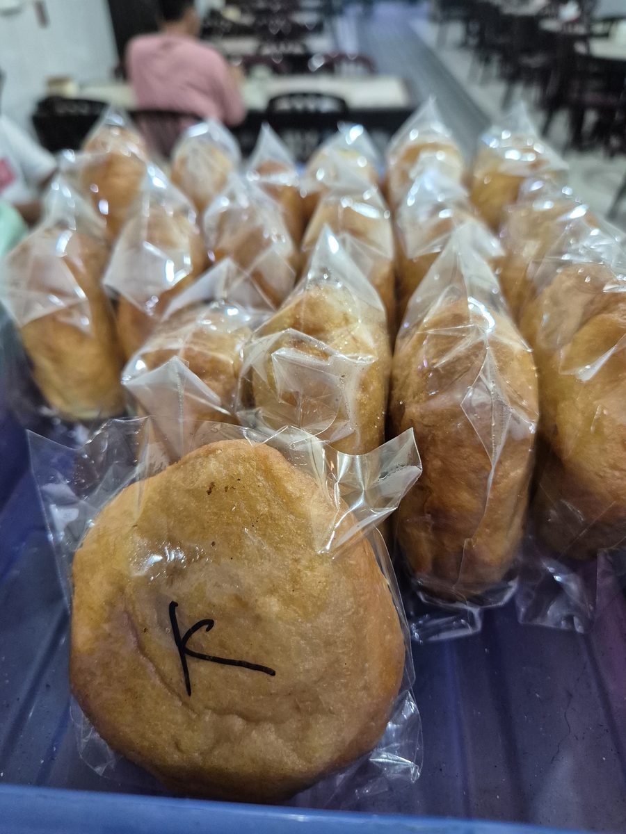 Kue bungkus di etalase Kedai Kopi Nirwana