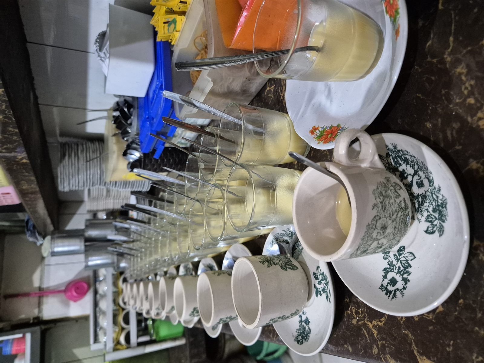 Cangkir dan gelas yang disiapkan pagi hari untuk pelanggan Kedai Kopi Nirwana