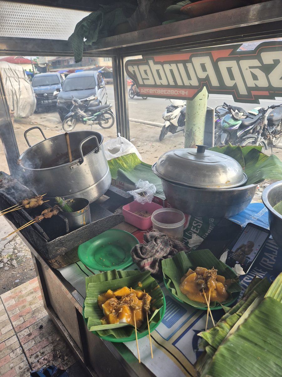 Kudapan dan sate di depan kedai