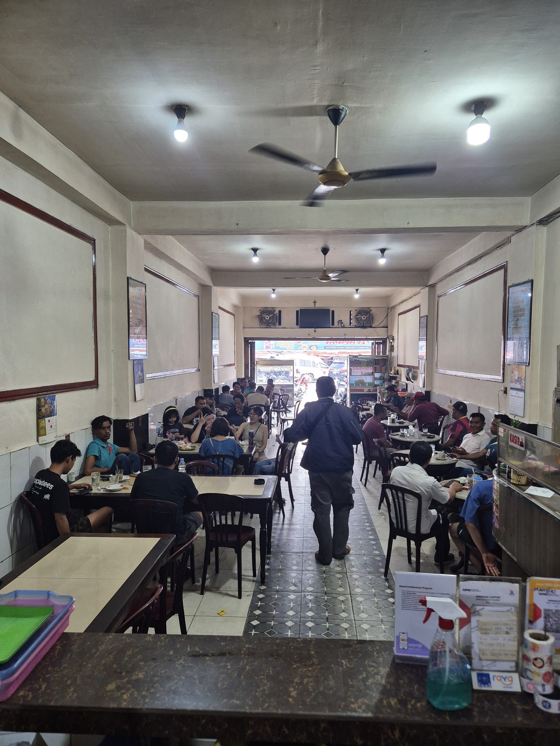 Suasana siang Kedai Kopi Nirwana yang ramai